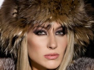 Мис България с фотосесия с дрехи от естествена кожа
